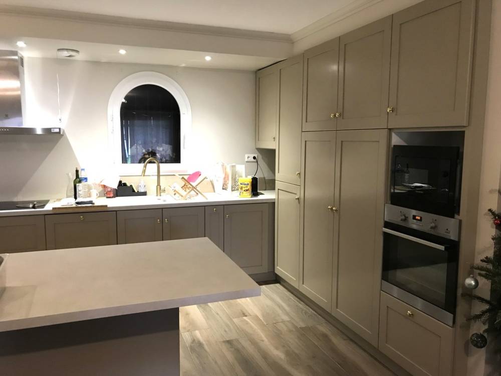 Cuisine laquée intégrée sous un escalier (1)