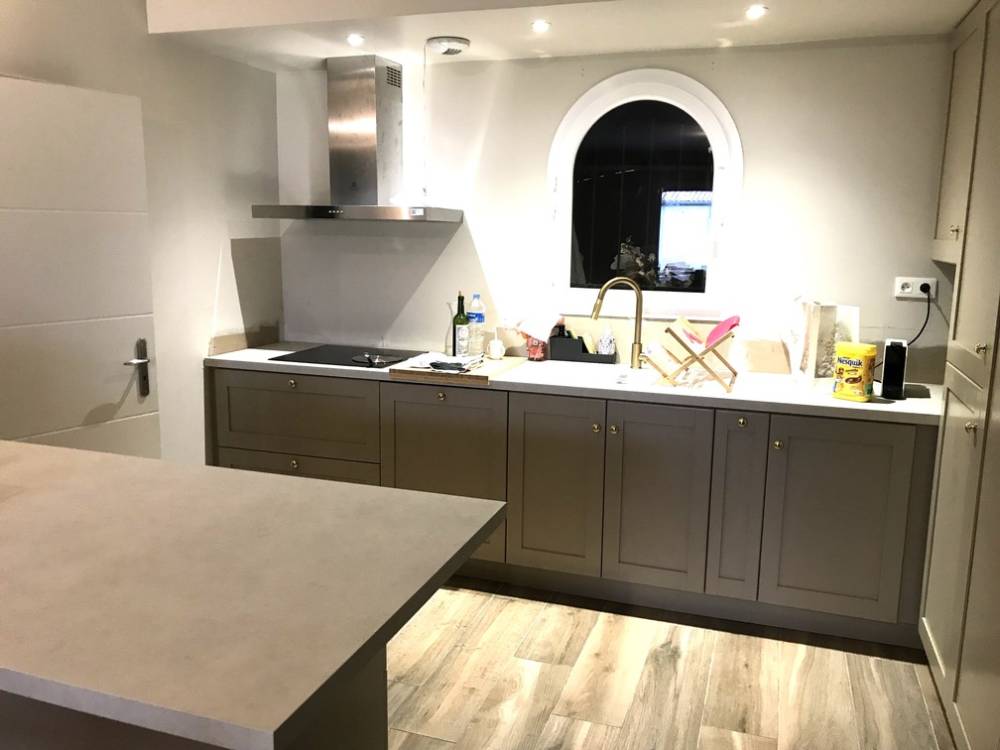 Cuisine laquée intégrée sous un escalier (2)