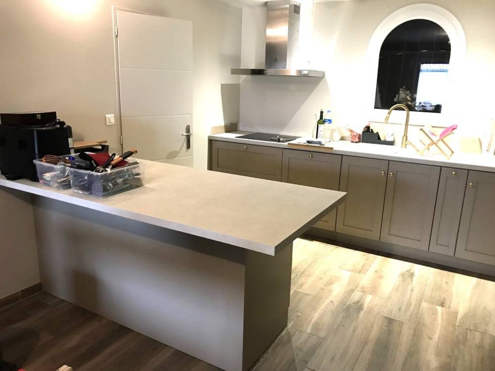 Cuisine laquée intégrée sous un escalier (4)