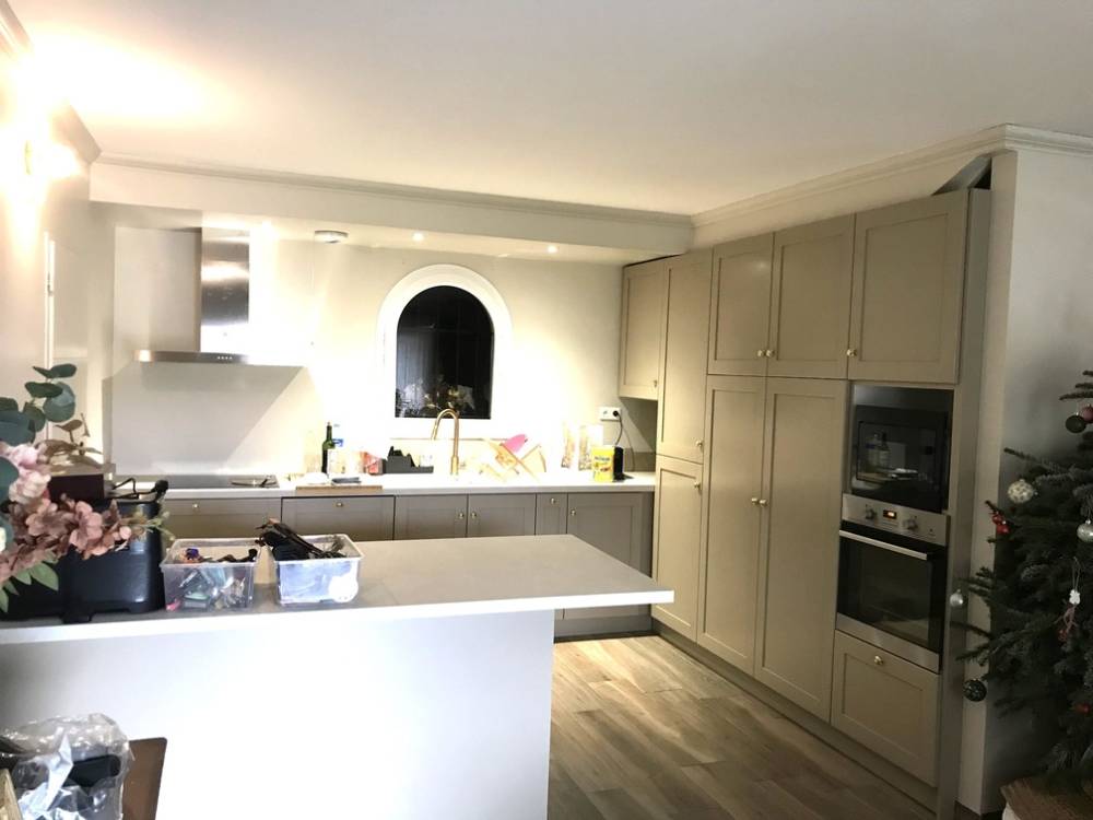 Cuisine laquée intégrée sous un escalier (5)