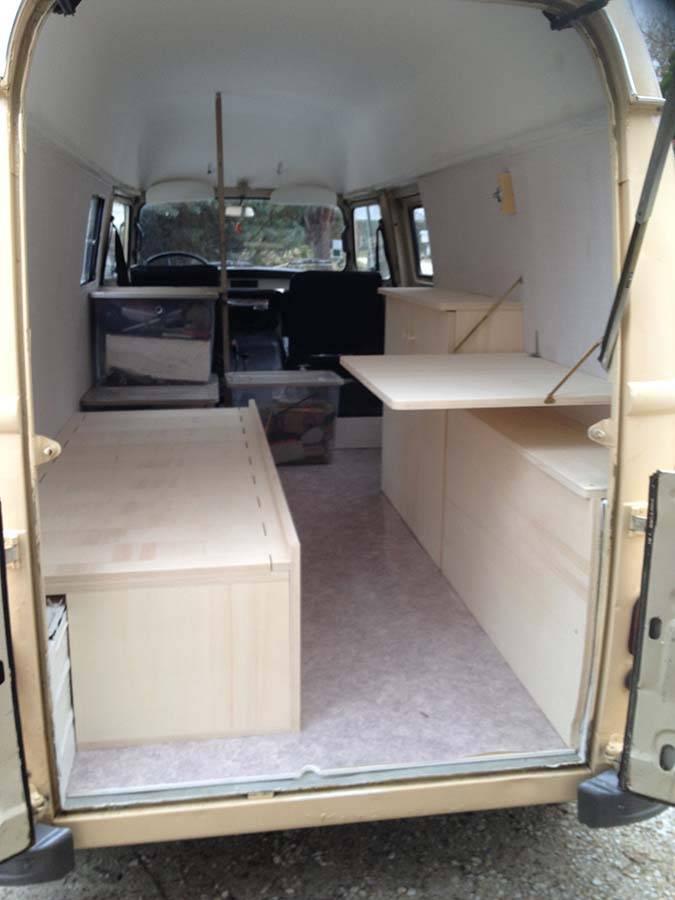 Meubles et lit aménagés pour un van