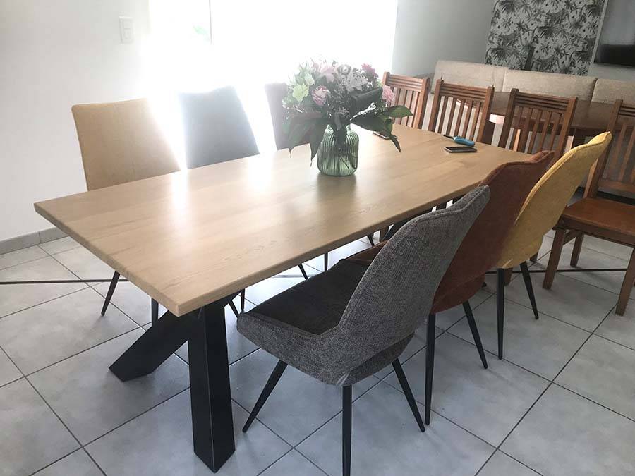 Table de salon en bois clair