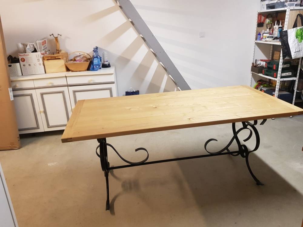 Table plateau bois et structure en fer
